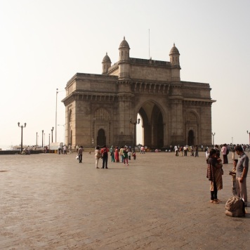 the imposing gateway of india!